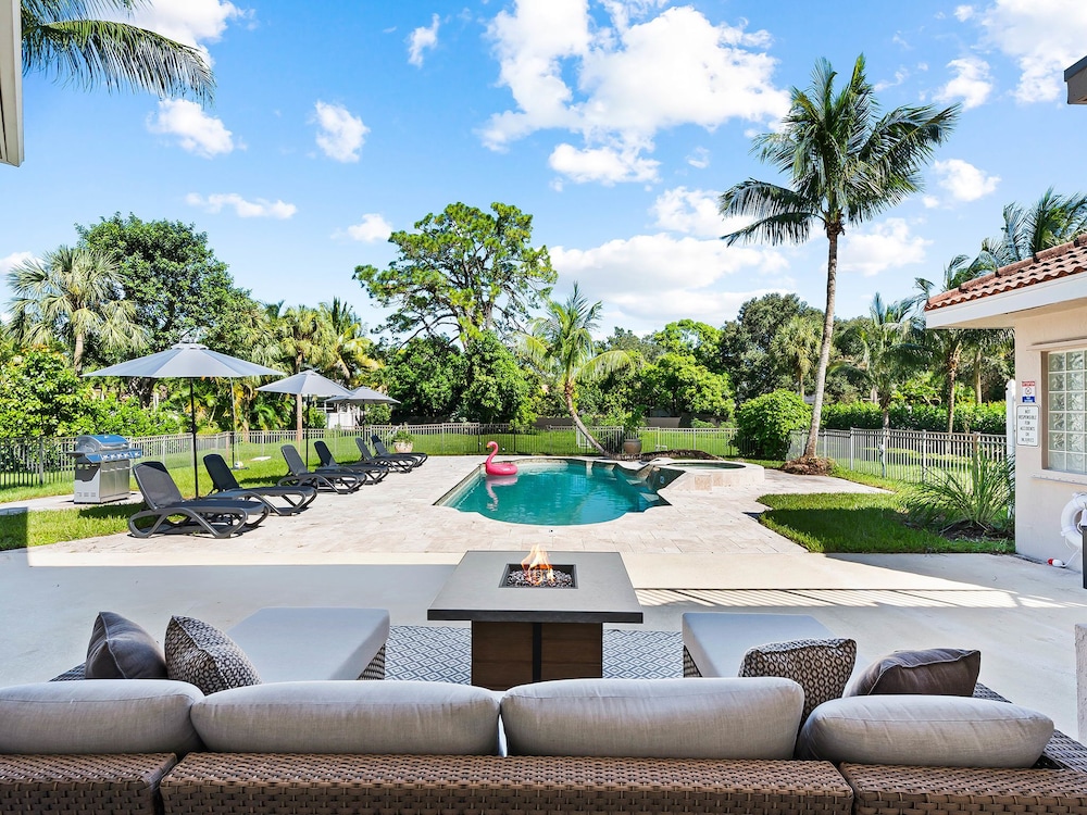 Luxurious 6-Bedroom Villa with Pool & Games