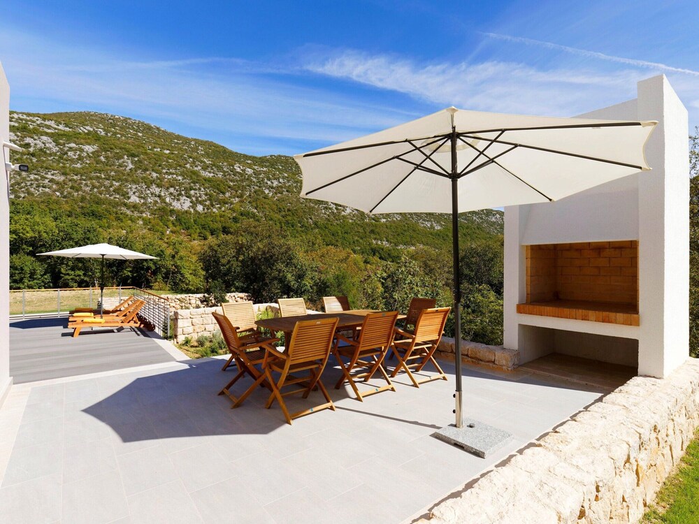 Villa in Zupa With Infinity Pool & Biokovo Views
