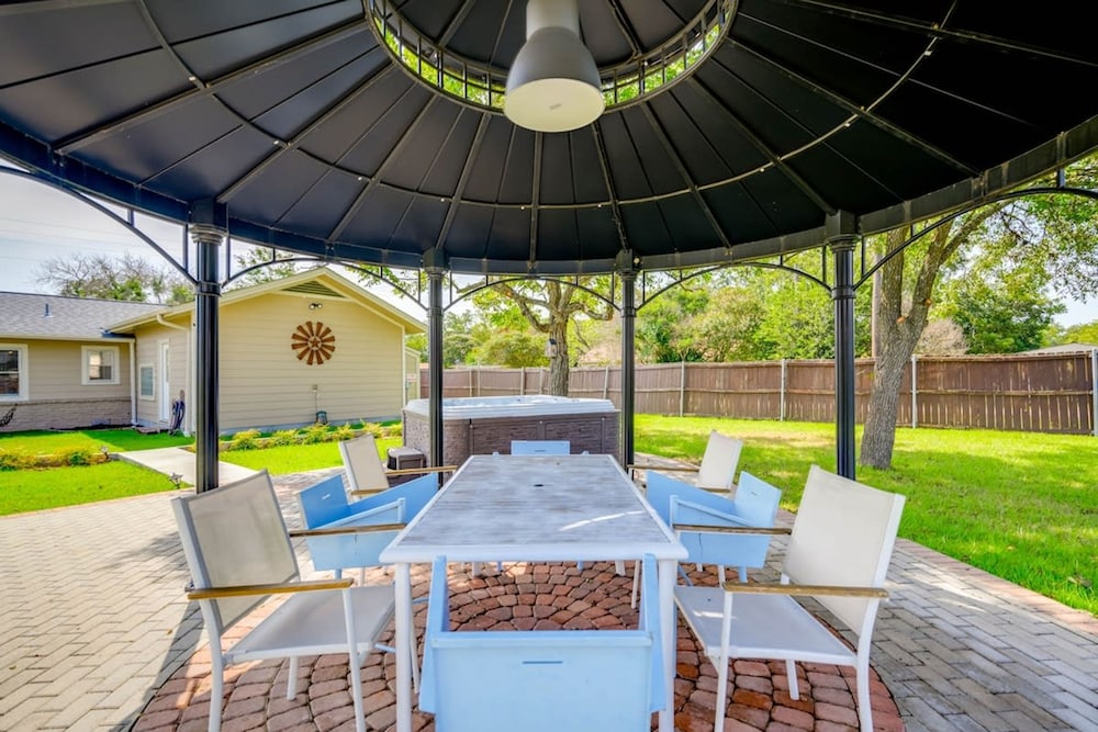 5 2 two Kings hot tub Firepit 16min to Wine Trail Nearby Pickleball Courts Pool