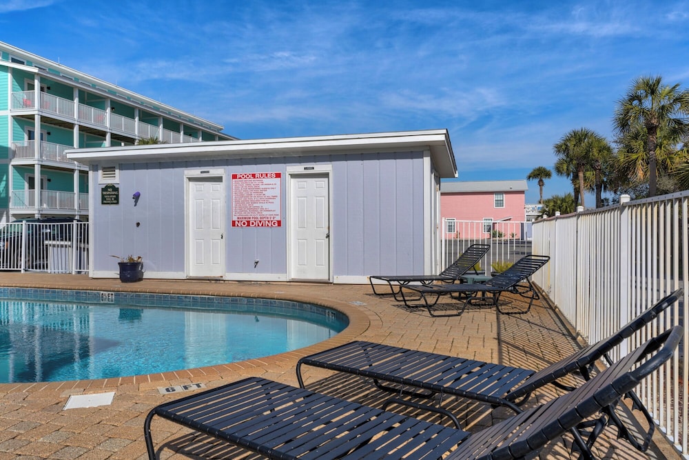 Sand Castles West A4: Steps to Beach, Pools, Private Balcony & More!