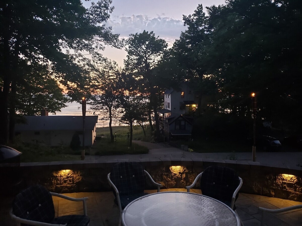Beach View Cottage - On the Lake