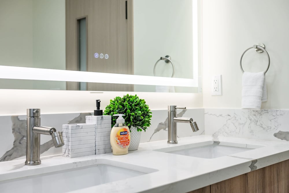 Stylish New Home Bright Modern Fully Stocked