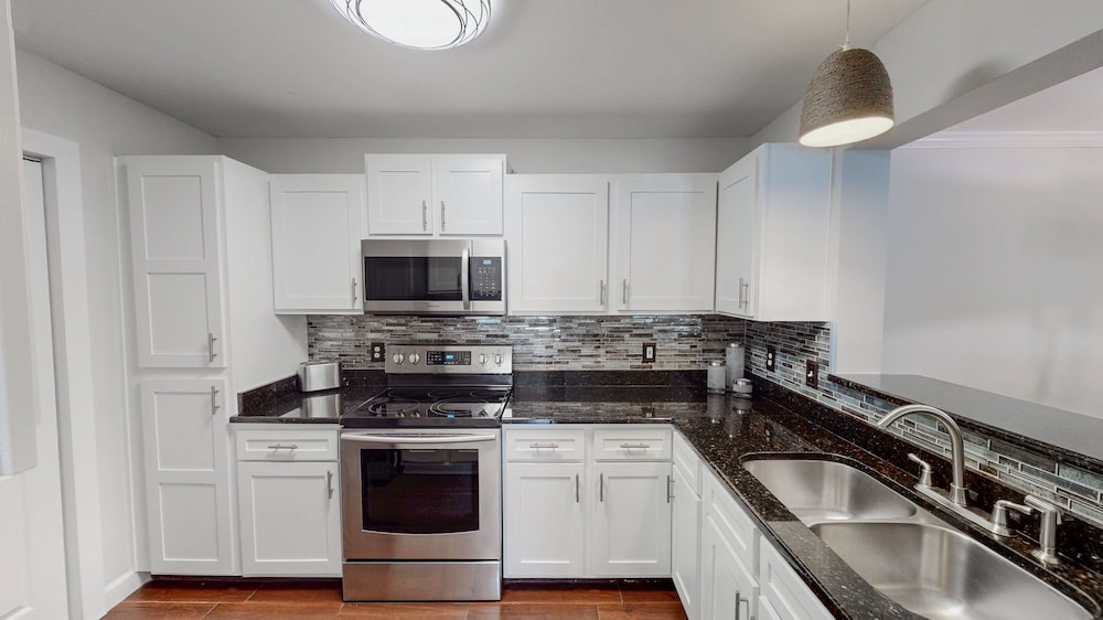Delightful 3BR Condo Near Gulf Shores With Pool & Hot Tub
