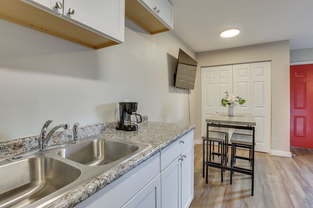 Near Dtwn & Universities: Central Tallahassee Apt!