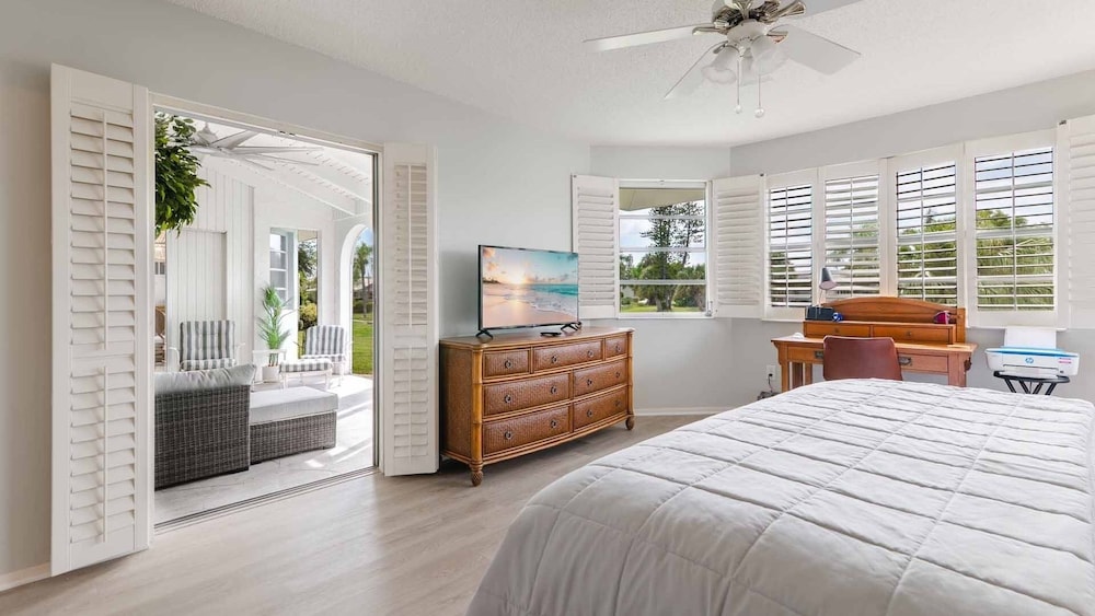 Punta Gorda Isles Canal 2 bedroom Home- Sailboat Access! 15 foot dock! 2 Home