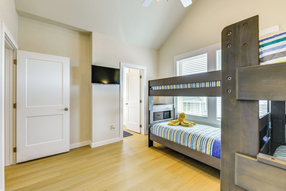 1 Mi to Beach: Home w/ Pool Access in Port Aransas