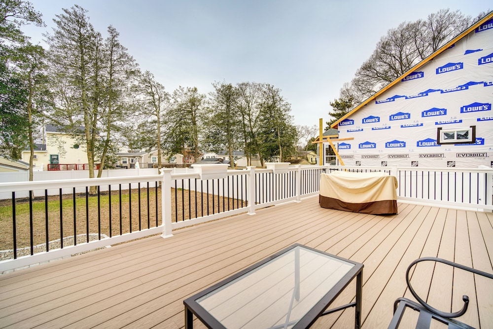 Steps to Sand: Villas Beach House w/ Decks!