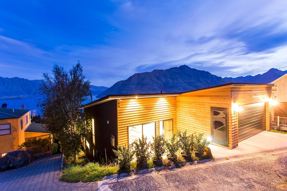 Sagittarius DH Lake View Villa