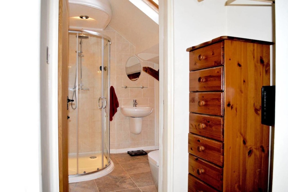 Squirrel Barn. Hi-spec. Hot tub & Wifi. Sleeps 14 view 2