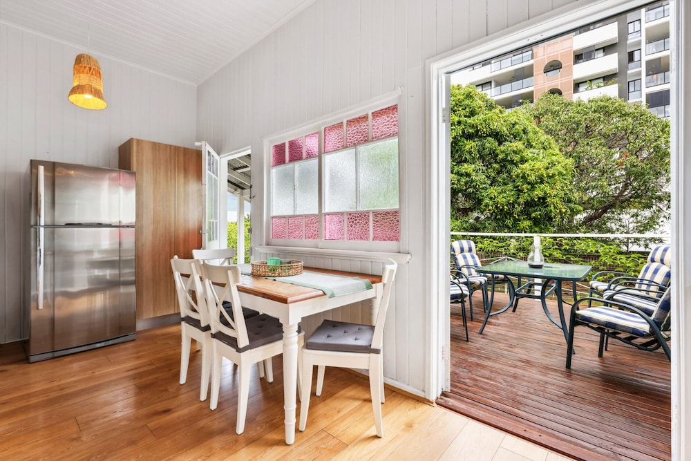 Tranquil 3-bed Family Home With Spacious Backyard