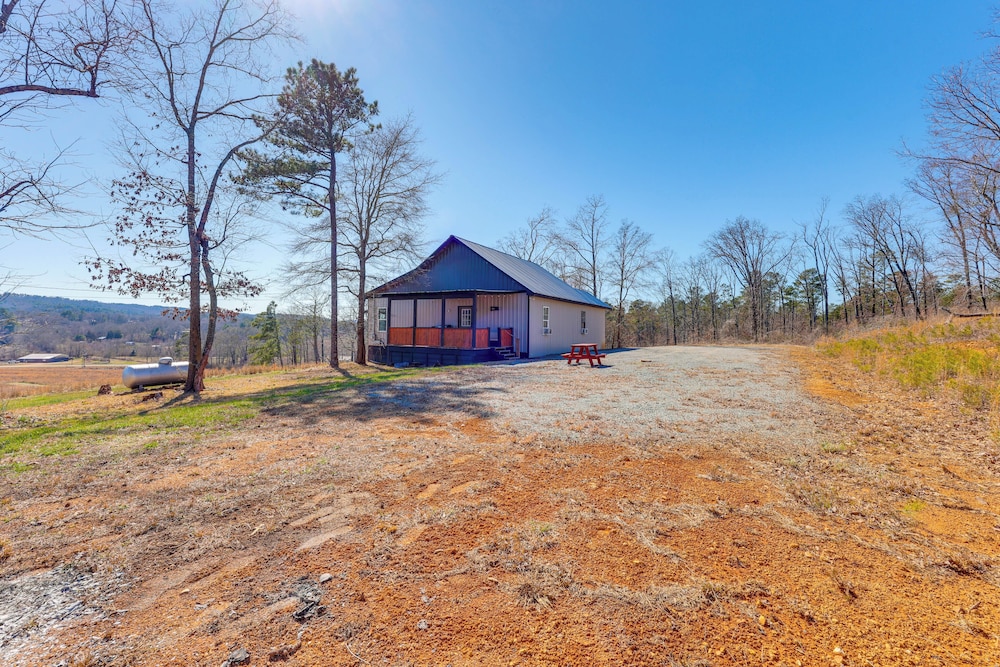 Peaceful Cabin w/ Mtn Views & Grill in Altoona!