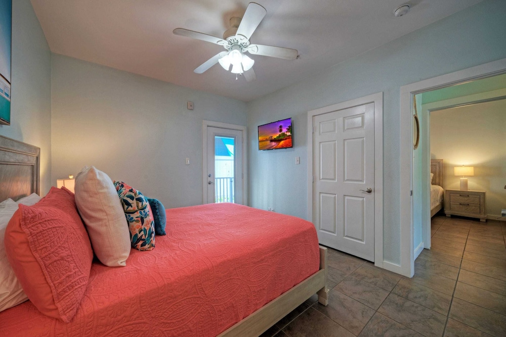 Sleeps 12 w/ Pool + Short Walk to Beach Costa Bahia Dual Retreat