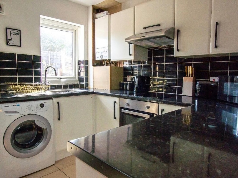 2-bed - Sleeps 4 - Pet Friendly & Free Parking