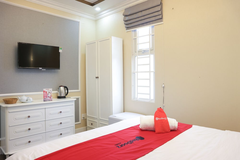 RedDoorz Premium @ Nguyen Oanh Street