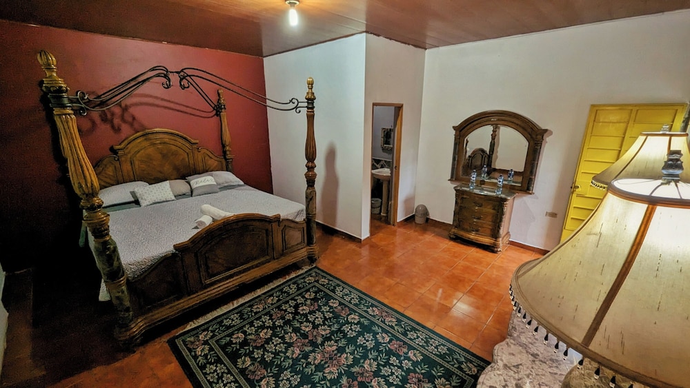 1961 Los Naranjos Hostal