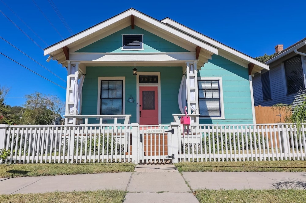 Vibrant Bungalow 2 Minutes to the Beach