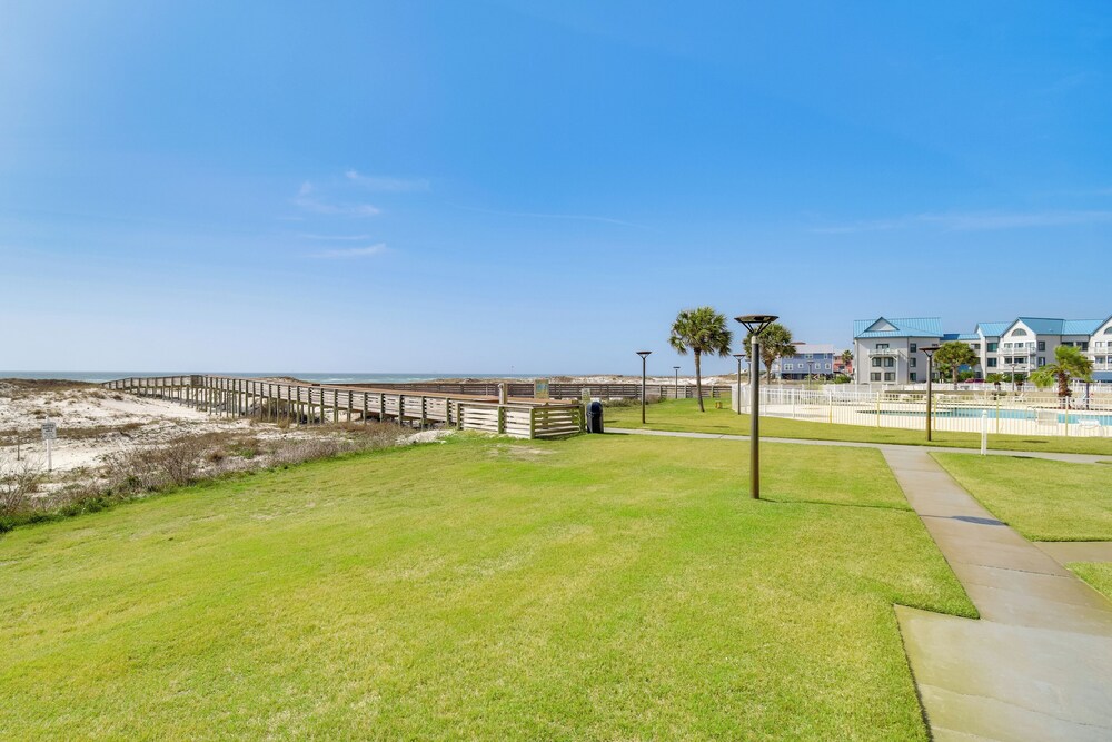 On-site Beach Access: Studio in Gulf Shores