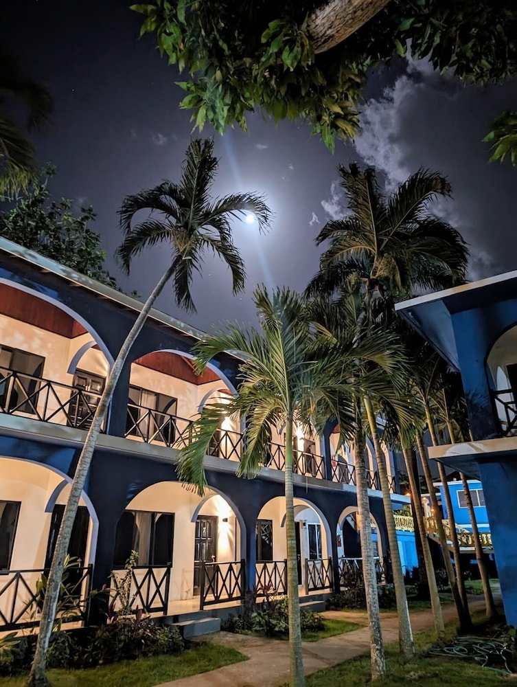 Hotel Rum Runners Resort - Image 1