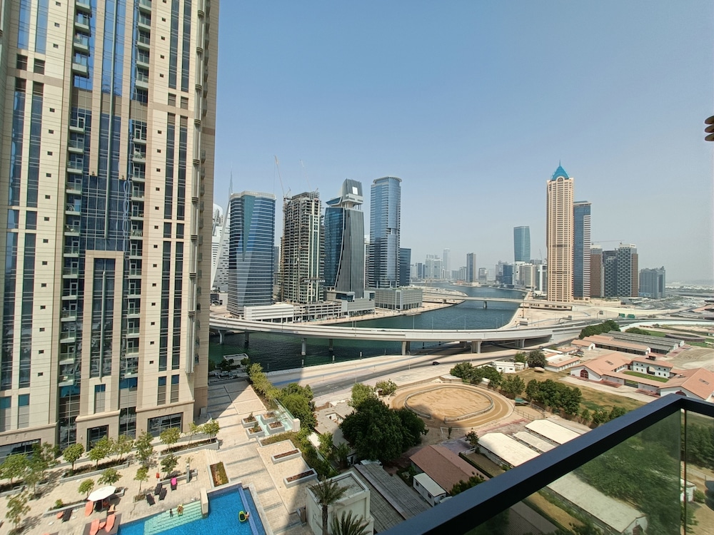 Whitesage - Fabulous Canal Views from This Waterfront Luxe Apt