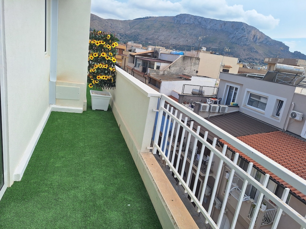 Room-triple Double Room en Cinisi — balance & terrace