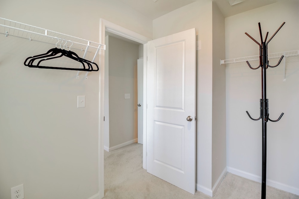 Modern Townhome w/ Patio 7 Mi to Dtwn Cartersville