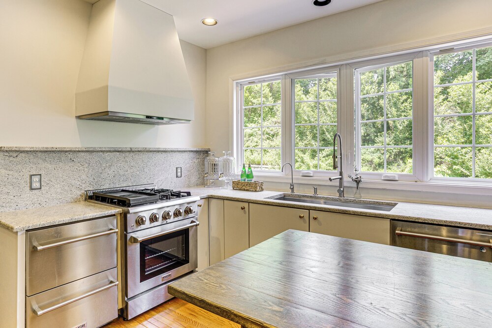 5 Mi to Dtwn York: Spacious Family Home