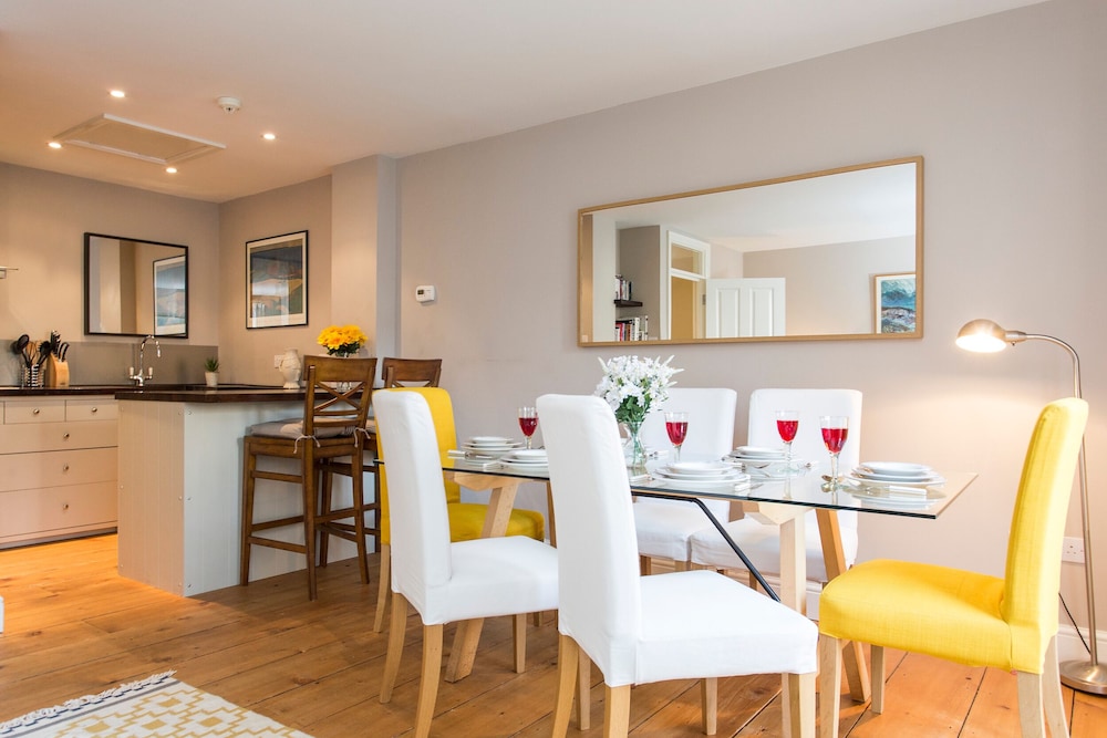 JOIVY Modern 2 bed flat in Central London, sleeps 6
