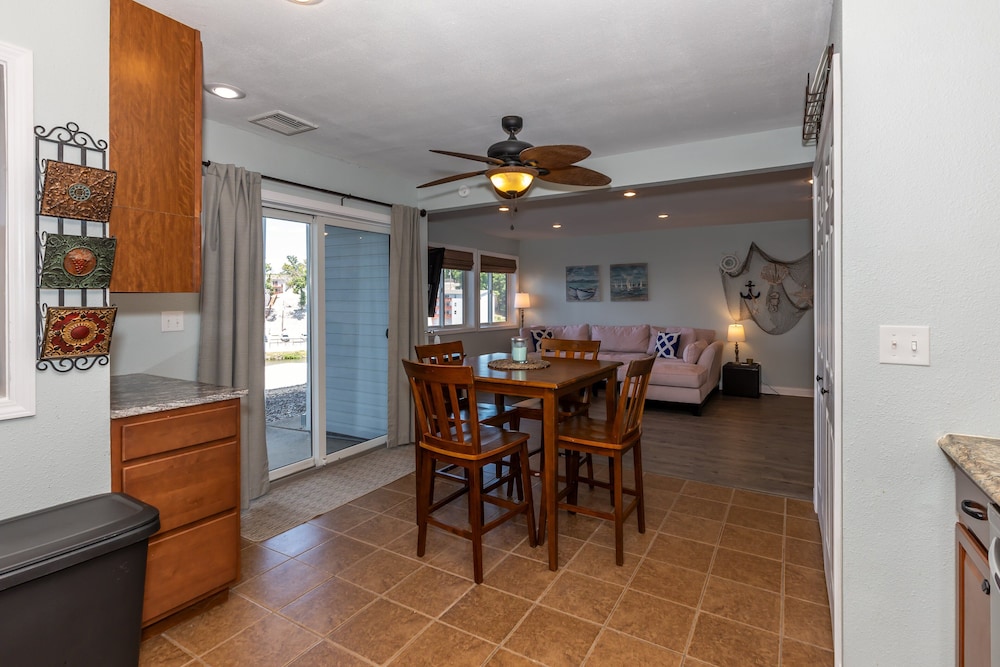 Pet-friendly Condo at Mm-19 w/ Boat Slip & Lake Views
