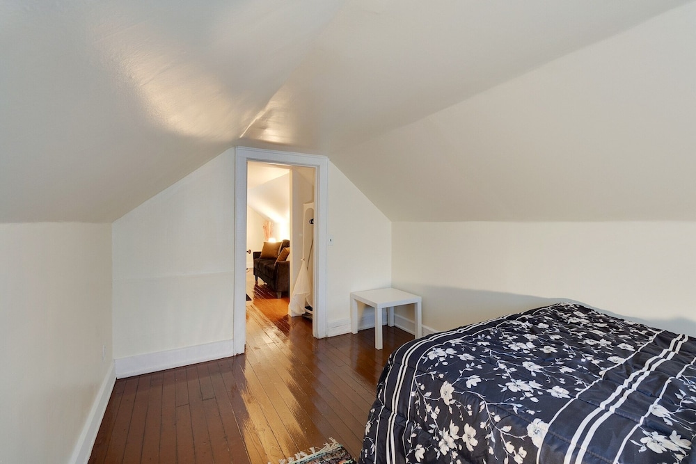 Centrally Located Apt Near Uc, Hospital And Zoo! 1 Bedroom Apts by Redawning view 4