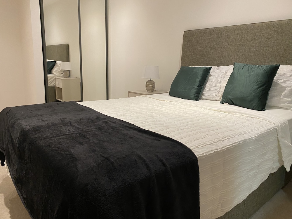 Cosy Stunning two Bed Apartment With Balcony view 3