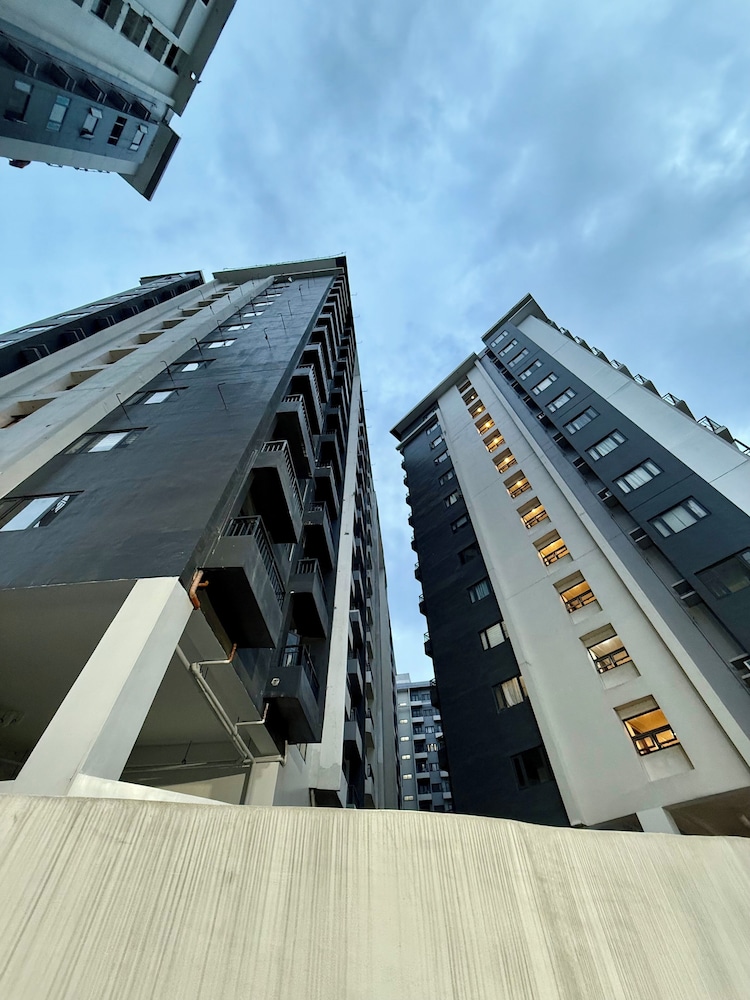 Cozy Retreat w/Balcony Near SM Mall/NAIA Airport