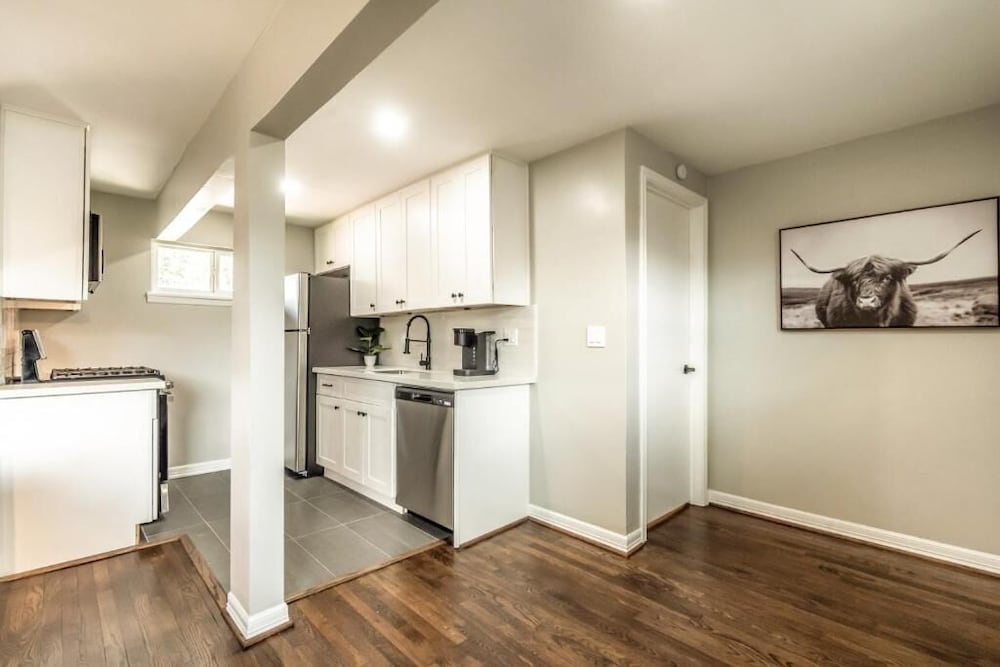 Stylish 1BR Urban Retreat