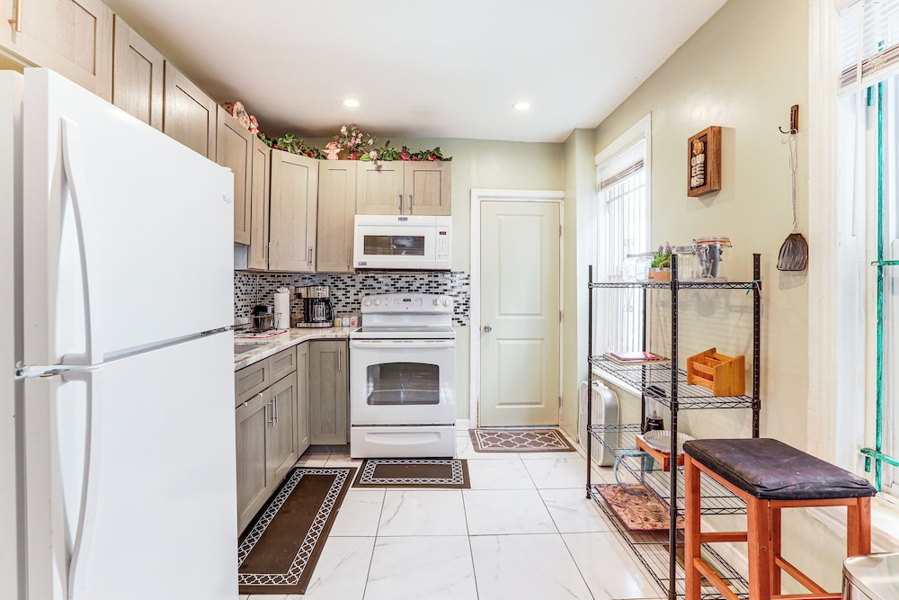 1 Mi to Philadelphia Zoo: Convenient Townhome!