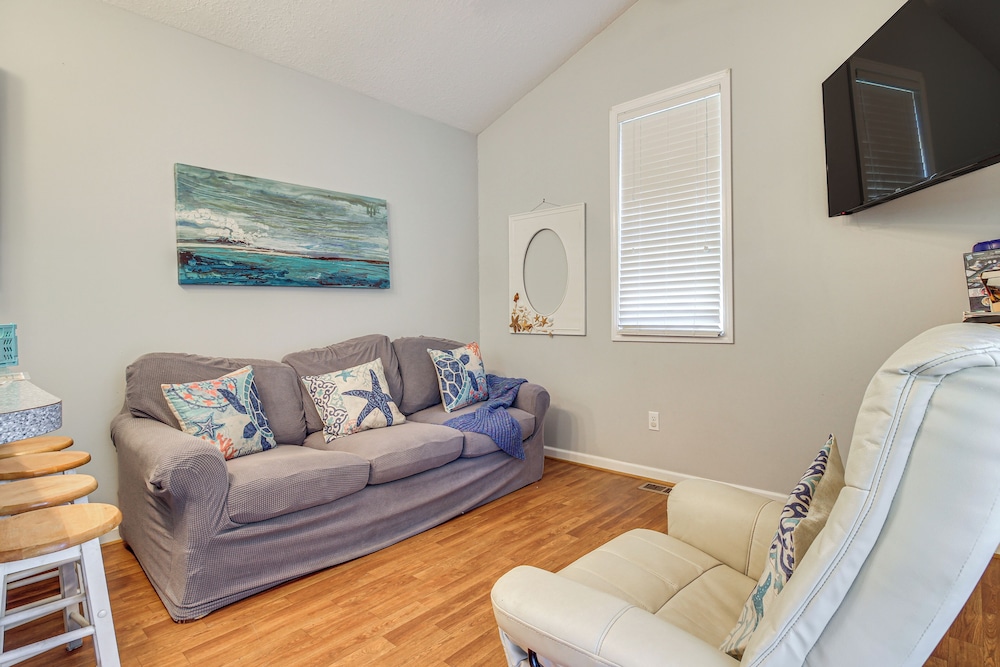 3 Mi to Icw: Coastal Carolina Home w/ Pool Access