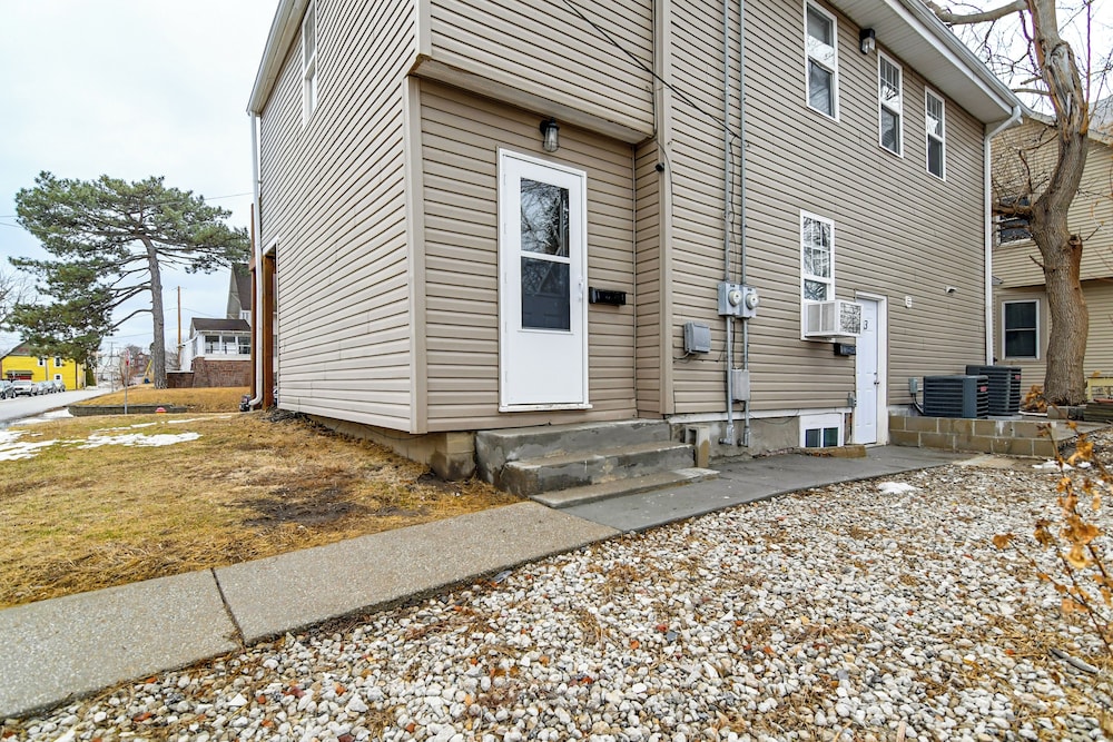 Walkable Location: Welcoming Unit in Omaha