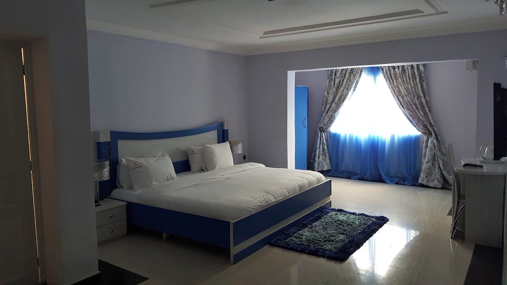 Top-Notch Suites and Apartment