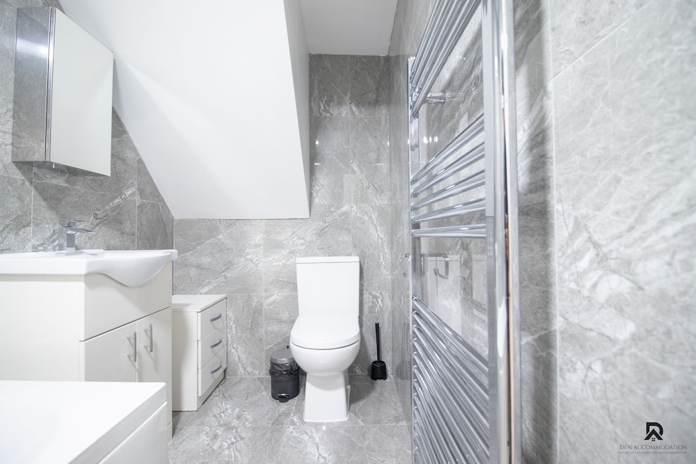 London Apt - Sleeps 4 - Parking - Wifi