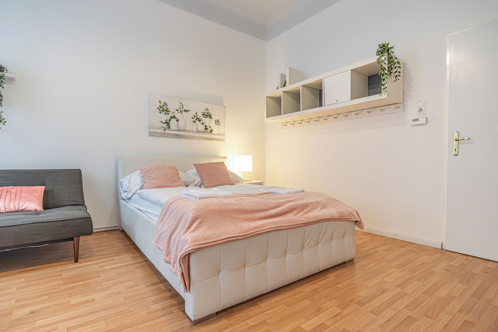 Chic 2BR City Stay Central Location