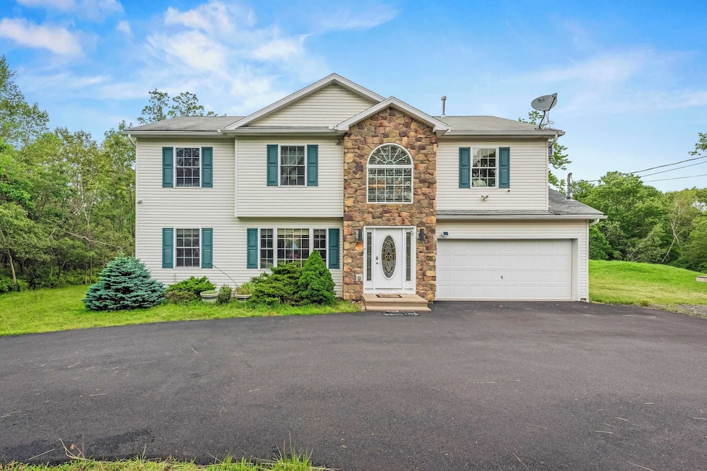 Birch Hollow by Avantstay Cozy Poconos Home w/ Fireplace, Soaking Tub & Kids Play Area