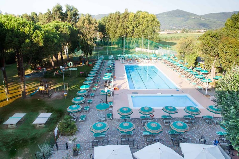 Residence with pool in Luni Mare