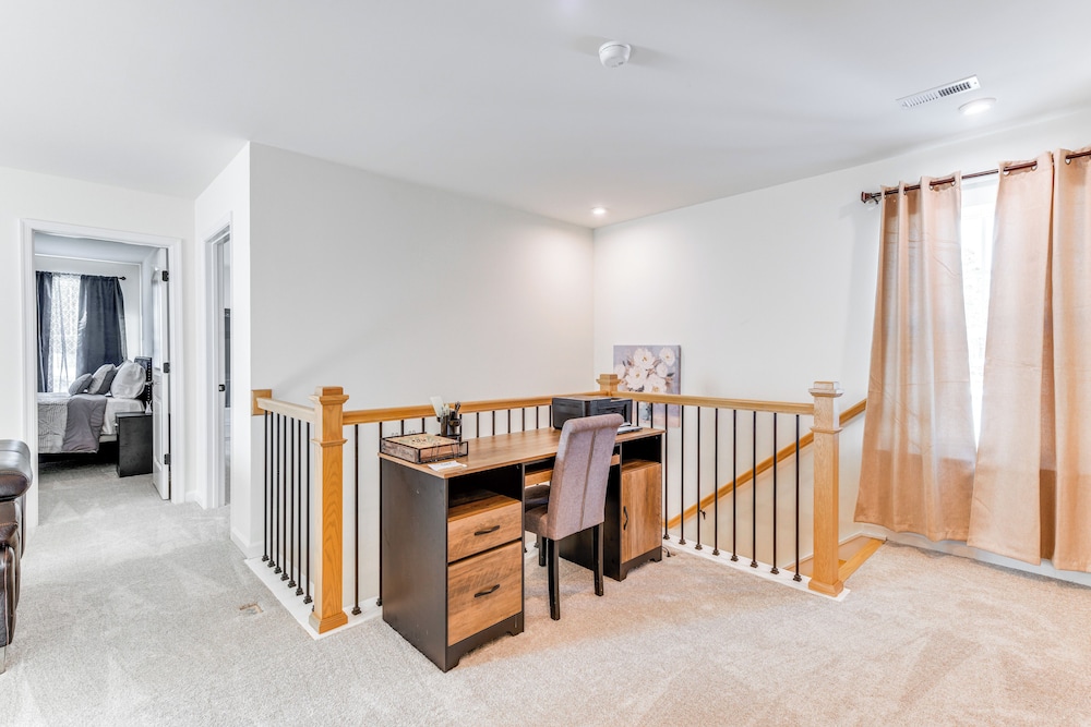 12 Mi to Dtwn Richmond: Spacious Home w/ Deck!