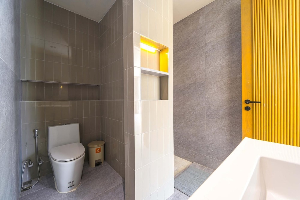 Ultra-Modern 6-Bedroom in GolfCourse PH6
