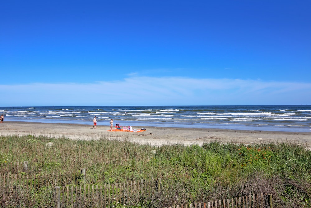 Sunny Beach House by Ryson Vacation Rentals