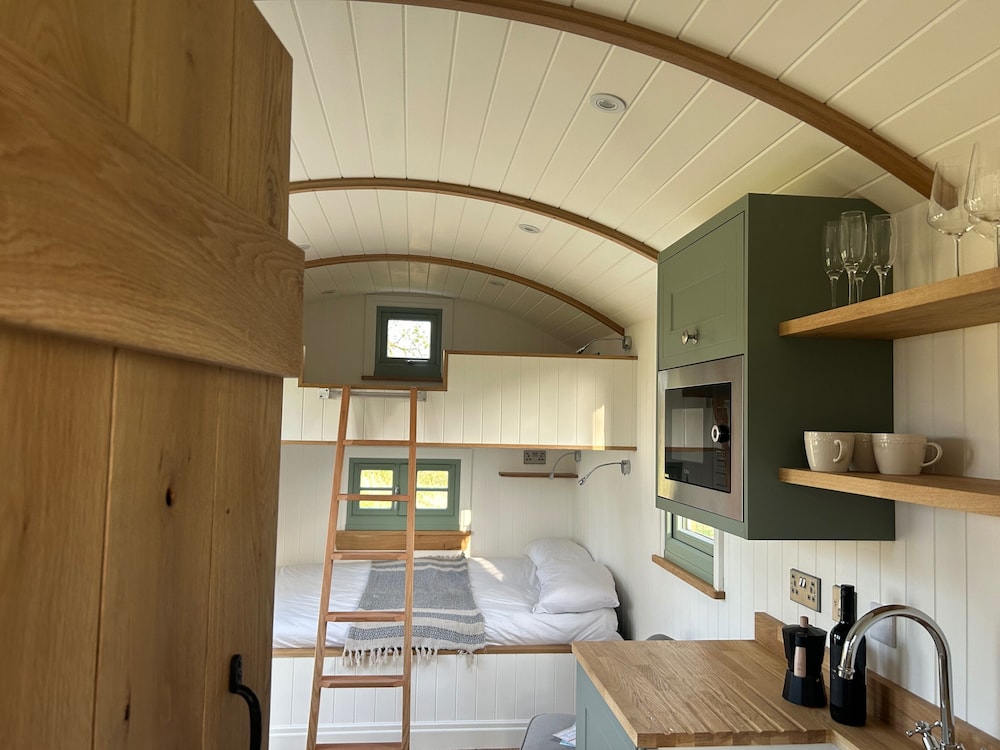 Luxury Shepherds Hut Near Glamorgan Coast