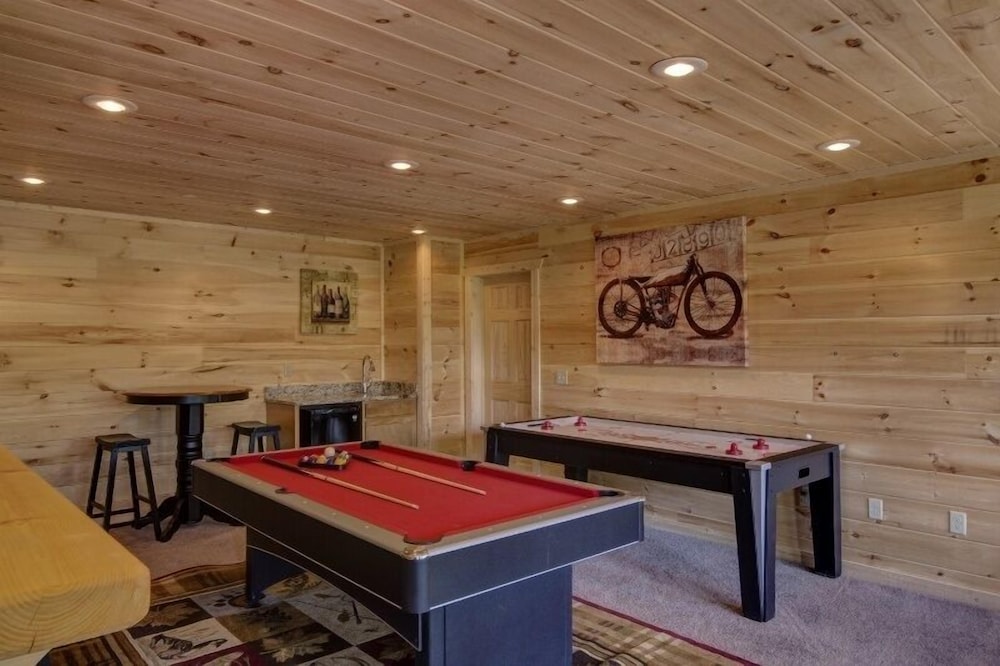 Bare Fu't Chateau - 4 Bedrooms, 4 Baths, Sleeps 14 Home by RedAwning