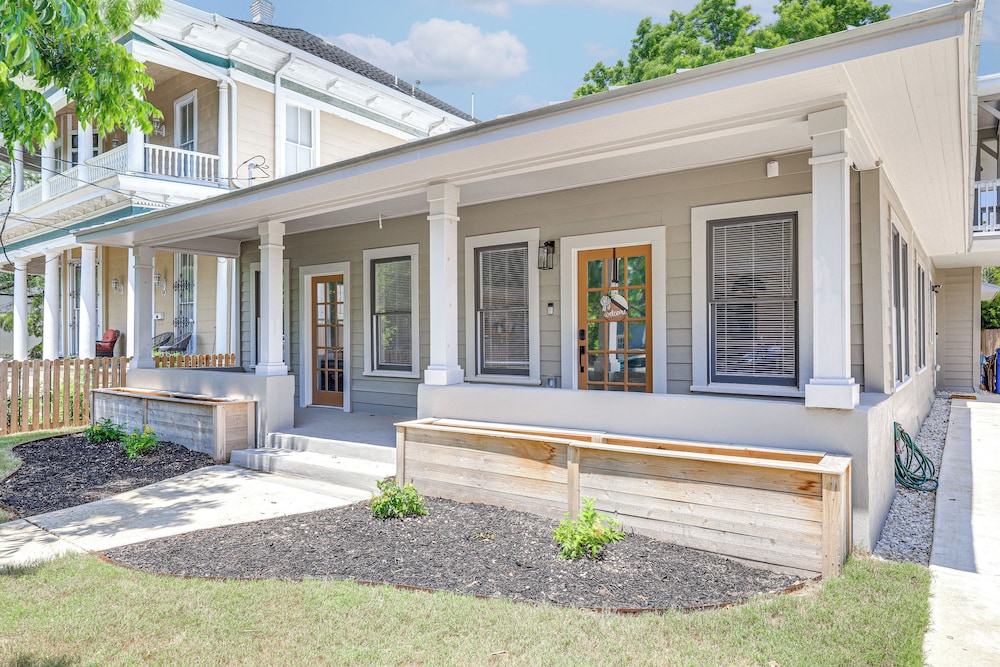 1 Mi to Dtwn: Family Home in San Antonio!