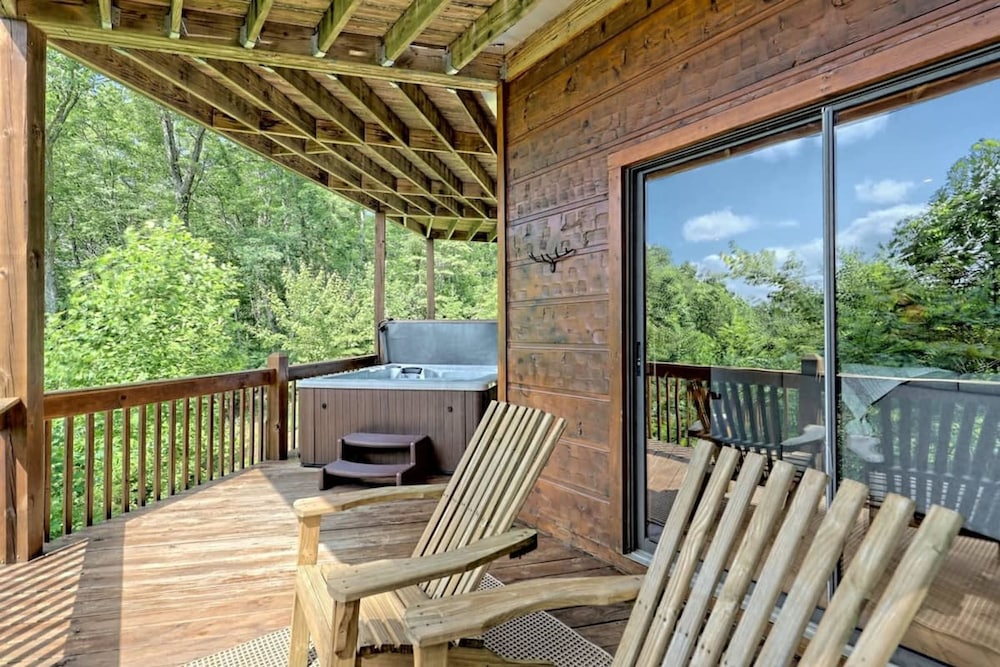 Hot Tub 3 Fireplaces Mountain Views Game Room