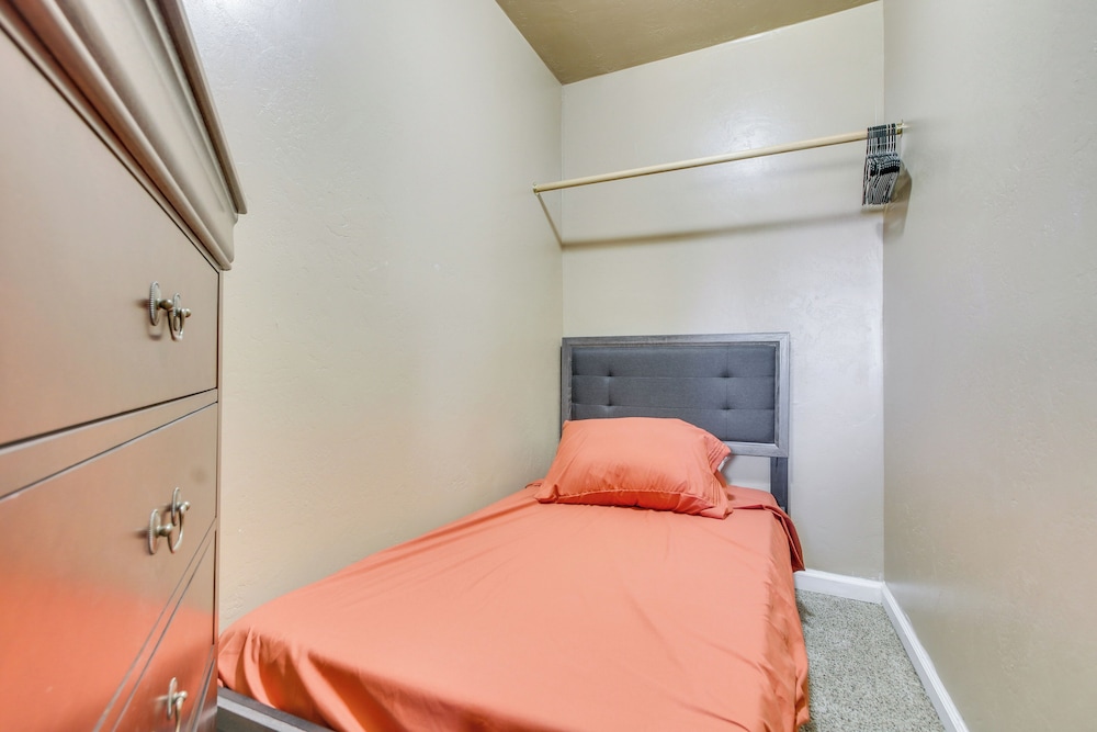Lake & Mountain Views: Cozy California Stay