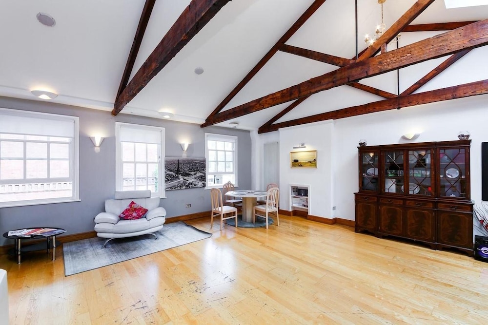 Specious Family Kensington 5-bed House, Sleeps 12