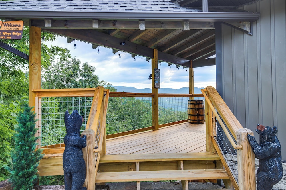 Gorgeous Gatlinburg Cabin: Large Deck & Hot Tub! view 3